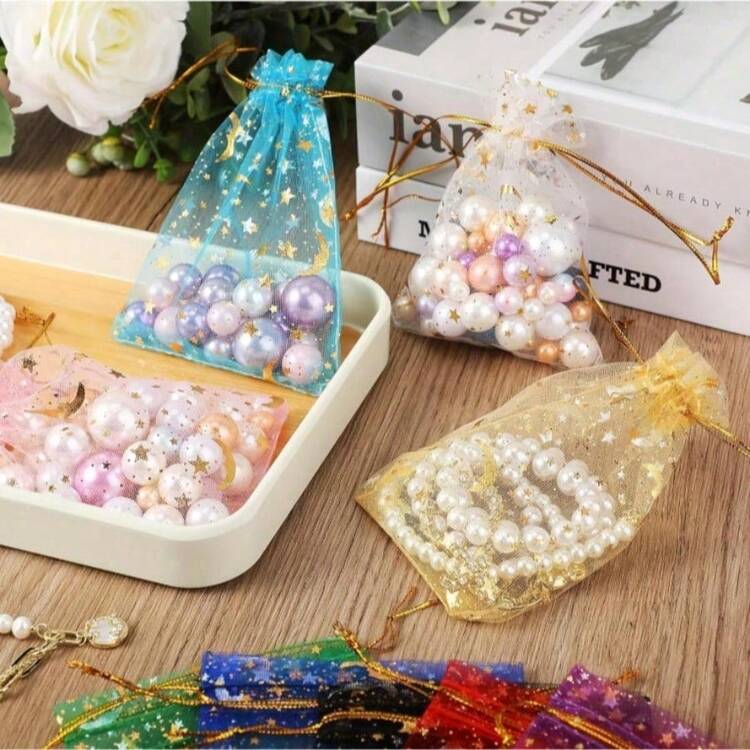 Pacote com 100/50/20 unidades de saquinhos de gaze rígida com cordão, estampa de lua e estrela - Perfeitos para joias, embalagens em cores sortidas, lembrancinhas de festa - Combinação de cores ideal para casamentos, Dia dos Namorados e Natal! - Multicolorido - Ver 5