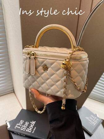 这是一款时尚经典的纯色方形包，绗缝设计，手提包，拉链单肩包，配有金属配件和独特的肩带设计，非常适合旅行、购物、聚会和约会，是圣诞夜礼物或圣诞旅行的理想之选。