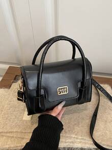 这款时尚百搭的纯色PU磁扣手提包，是一款街头风单肩/斜挎包，满足基本收纳需求，适合外出、聚会和日常使用。它也是送给朋友的理想圣诞礼物。