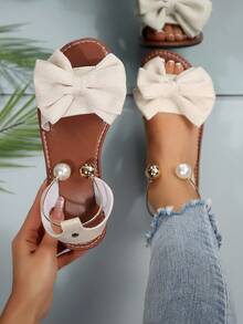 1 par de sandalias planas con lazo para mujer, estilo veraniego, color beige y marrón, sandalias abiertas de moda para exteriores, diapositivas versátiles para vacaciones con decoración de perlas - Beis - Ver 1