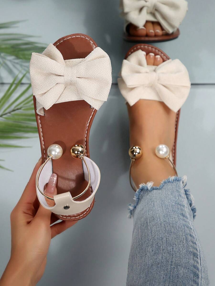 1 par de sandalias planas con lazo para mujer, estilo veraniego, color beige y marrón, sandalias abiertas de moda para exteriores, diapositivas versátiles para vacaciones con decoración de perlas - Beis - Ver 1