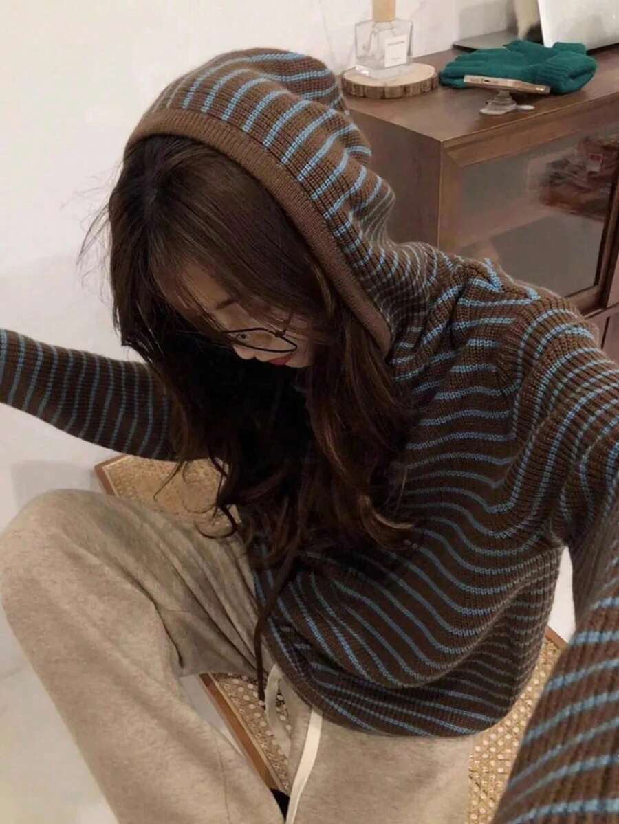条纹罗纹抽绳撞色滚边休闲针织连帽卫衣，棕蓝色条纹针织套头衫，宽松秋冬叠穿针织上衣，条纹抽绳连帽卫衣，宽松长袖秋冬女装