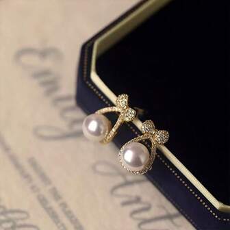 Boucles d'oreilles à clous en strass nœud perle de culture pour femmes, élégantes, délicates, luxueuses, raffinées, convenant pour un port quotidien, design indépendant