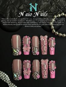 NAIO 10片装情人节手工美甲贴片套装，方形Y2K复古风，裸色和粉色可选。款式包括法式美甲设计、蝴蝶结、五瓣花和水钻装饰。适合日常妆容，也适合派对、庆典和其他各种场合。套装还包含美甲工具，是送给女性和女孩的绝佳情人节礼物。 - 彩色 - 查看 3