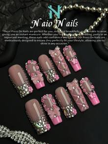 NAIO 10片装情人节手工美甲贴片套装，方形Y2K复古风，裸色和粉色可选。款式包括法式美甲设计、蝴蝶结、五瓣花和水钻装饰。适合日常妆容，也适合派对、庆典和其他各种场合。套装还包含美甲工具，是送给女性和女孩的绝佳情人节礼物。 - 彩色 - 查看 4