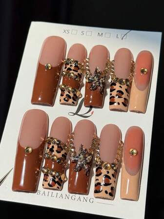 10片装高端美拉德彩绘系列美甲贴片，手工绘制豹纹，立体雕刻，镶嵌闪亮小钻，法式美甲，充满浓郁的秋冬气息，非常适合游览银杏桐大道和森林氧吧。