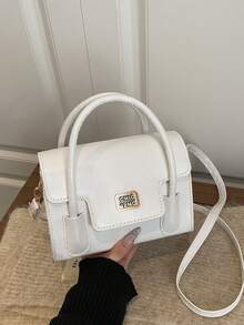 这款时尚百搭的纯色PU磁扣手提包，是一款街头风单肩/斜挎包，满足基本收纳需求，适合外出、聚会和日常使用。它也是送给朋友的理想圣诞礼物。