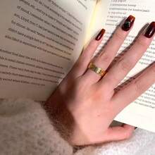 1枚经典条纹戒指，优雅复古风格男女通用情侣戒指，简约设计 - 金色 - 查看 1