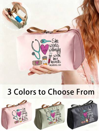Bolsa de medicina portátil con tema de enfermera, estetoscopio impreso, corazón, jeringa, termómetro, gráfico de impresión "Ella trabaja con gusto con sus manos", organizador compacto de pastillas y botiquín de primeros auxilios, bolsa de medicina multifuncional, kit de emergencia médica portátil, bolsa de cosméticos, bolso de maquillaje de mujer, neceser, artículos de viaje, estilo casual, correa de hombro fija, para usuarios conscientes de la salud y en movimiento, embrague, embrague de mujer, regalos para mujeres, regalos de Navidad, ideas de regalo para mujeres