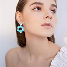 ONLYJUMP Vintage 60s 70s Flower Earrings - Colorful Floral Big Acrylic Daisy Dangle For Women - Lily Petals Hawaii Plant Statement Fashion Jewelry,ShinyBlueDaisy - 閃亮的藍雛菊 - 查看 4