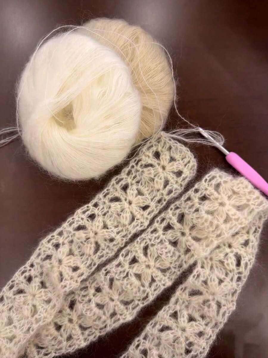 100 جرام (3.53 أونصة) | 55% شعر الجمل ، 25% بوليستر ، 20% أكريليك | خيط كروشيه ناعم ، مناسب للسترات والشالات والأوشحة والقبعات | 800 متر / 3150 بوصة - لون شمبانيي - مشاهدة 1