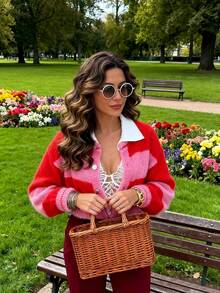 Nouveau pull en tricot à col rond, épissage rouge et rose, boutons contrastés pour femmes en automne et hiver. Top à manches longues, style romantique français doux et élégant, style slouchy convenant pour la sortie quotidienne, les rendez-vous, les déplacements. Cardigan femme, vêtement d'automne, Halloween chic