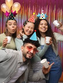 11 قبعة حفلة باستيلية، قبعات حفلة عيد الميلاد بشكل قرون الآيس كريم، قبعات ورقية جميلة بشكل كعكة وآيس كريم لحفلات عيد الميلاد، تيجان جميلة، مجموعة قبعات حفلات للكبار، قبعات زفاف وعروس وحفلات عصرية، قبعات ملونة بتفاصيل ذهبية، قبعات حفلات عيد الميلاد، لوازم الحفلات - بتصميم قرن آيس كريم، متوفرة باللون الوردي والبنفسجي والأزرق الفاتح، مثالية لأعياد الميلاد والاحتفالات الصيفية والأحداث ذات الطابع الهاواي، ديكورات حفلة هاواي - متعدد الألوان - مشاهدة 5