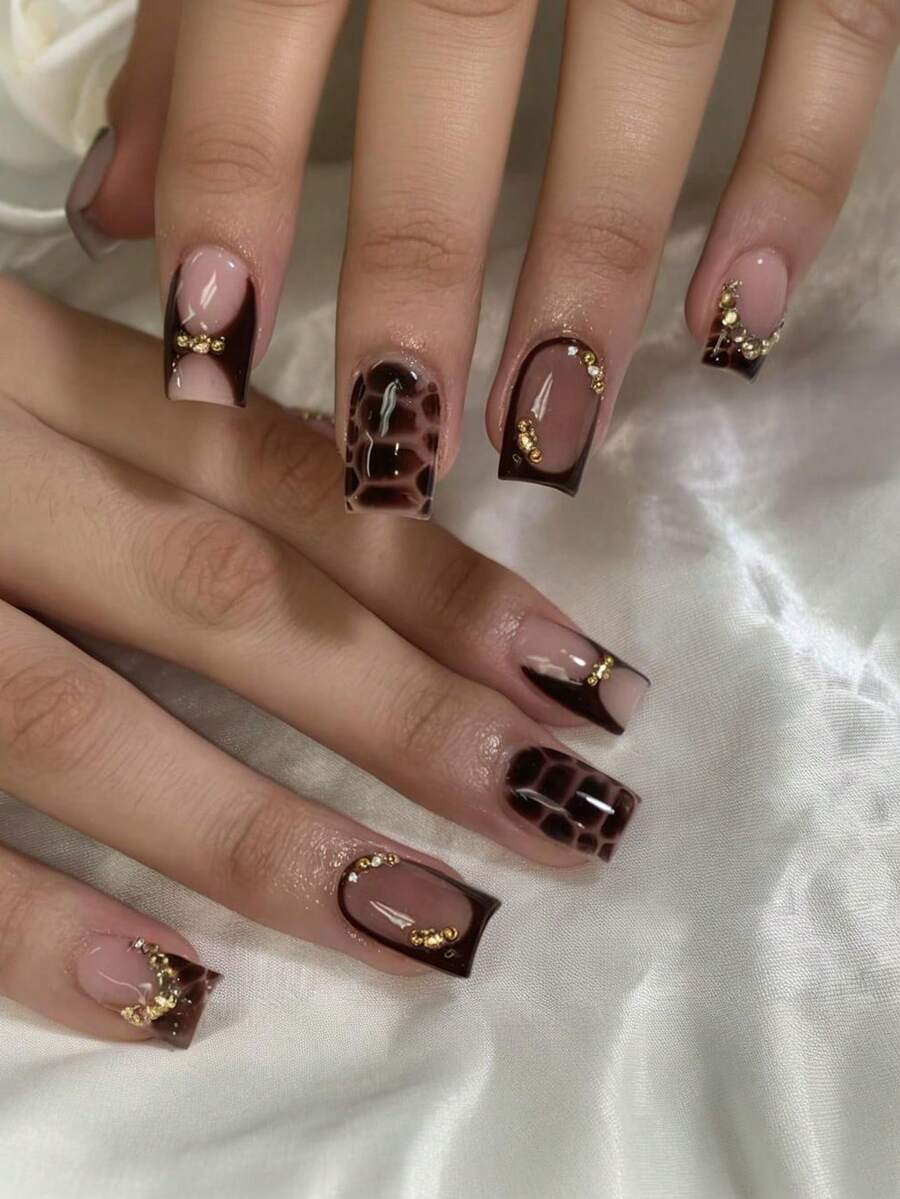 24 قطعة أظافر مربعة متوسطة للضغط عليها، بتصميم طرف فرنسي بطبعة نمر مع خطوط ذهبية، ذات تغطية كاملة عالية اللمعان، بطراز أنيق، مناسبة للنساء والفتيات للاستخدام اليومي، إكسسوارات أظافر للخريف/الشتاء