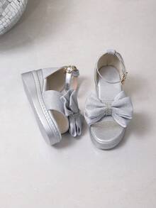 1 đôi dép xăng đan trẻ em đế dày màu bạc lấp lánh, chất liệu PU mềm mại sang trọng với nơ đính đá, thiết kế quai hậu và mũi tròn, dép xăng đan công chúa thoải mái và thời trang cho bé từ 3-15 tuổi, thích hợp cho mặc hàng ngày, dự tiệc, kỳ nghỉ, đi biển, mùa xuân/hè. - Bạc - Xem 9