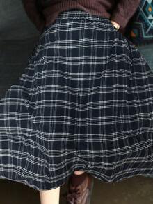 春夏新款复古格纹半身裙，棕色高腰A字裙，中长款森林风百搭半身裙，修身显瘦，遮臀效果好。采用复古格纹设计，透气亲肤，不易变形。适合工作和日常穿着，是提升春夏衣橱格调的百搭单品。 - 深藍條紋 - 查看 4