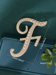 1pc Minimalist Elegant Pearl Letter Brooch, Complete Set Of 26 English Letters, Suitable For Accessorizing Sweaters, Coats, Suits In Autumn/Winter, Can Decorate Shirt Collars, Bags, Scarves, Hats, Hair Accessories, Suitable For Office, Dates, Parties And More, Compact And Versatile.