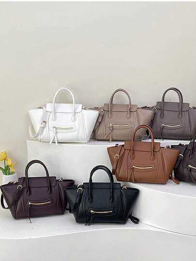 BAILEE 这款百搭套装可轻松搭配各种场合，从复古风到休闲风，从度假风到学院风再到商务休闲风，都能轻松驾驭。它轻便易携，容量大，采用多隔层设计。套装采用防水耐用面料，配有可调节肩带、双提手、多个口袋、金色五金配件、拉链细节和拉链封口。