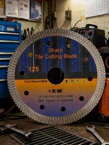 1 片切割片，底座由锰钢制成，刀头由优质水钻（人造水钻）和各种金属合金（钴、铜、锡、锌等）组成。