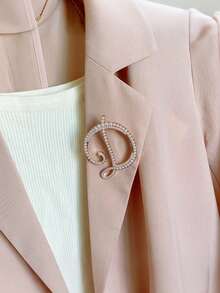 1pc Minimalist Elegant Pearl Letter Brooch, Complete Set Of 26 English Letters, Suitable For Accessorizing Sweaters, Coats, Suits In Autumn/Winter, Can Decorate Shirt Collars, Bags, Scarves, Hats, Hair Accessories, Suitable For Office, Dates, Parties And More, Compact And Versatile.