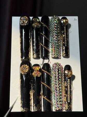 10 st. exklusiva skräp-punk-stil, heavy metal-design, handmålade tredimensionella björn-, hjärta-, kedja-, glittrande diamant-handgjorda lösnaglar, nagellappar lämpliga för musikfestivaler, konserter, barbasister, DJ:s, rockfester och vänners födelsedagsfester