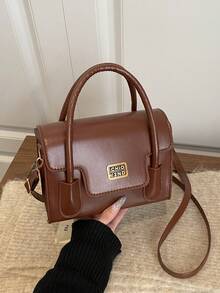 这款时尚百搭的纯色PU磁扣手提包，是一款街头风单肩/斜挎包，满足基本收纳需求，适合外出、聚会和日常使用。它也是送给朋友的理想圣诞礼物。