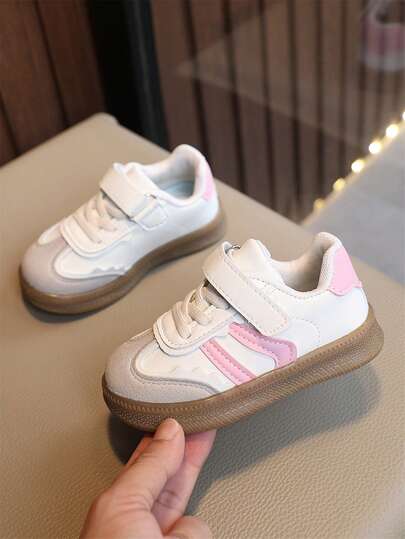 Zapatos deportivos para niños de nuevo estilo, zapatos versátiles antideslizantes para niños pequeños y niños pequeños, zapatos planos con suela blanda, zapatos de entrenamiento para niños mayores