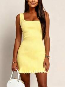 女士时尚优雅休闲简约通勤日常浅黄色纯色荷叶边腋下条纹方领无袖吊带连衣裙，春夏款