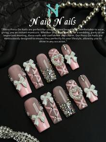 NAIO 10片装情人节手工美甲贴片套装，方形Y2K复古风，裸色和白色可选。款式包括法式美甲设计，饰有蝴蝶结、爱心、五瓣花和水钻。适合日常妆容，也适合派对、庆典和其他各种场合。套装还包含美甲工具，是送给女性和女孩的绝佳情人节礼物。 - 彩色 - 查看 4