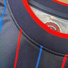 The Short-Sleeved Football Jersey Of The US Team, Featuring A Fully Embroidered Logo And Red And Blue Striped Stitching, Is Suitable For Both Men And Women To Wear - 水鴨藍 - 查看 4