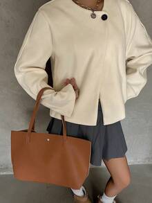 Top régulier pour femmes avec col rond, manches longues, détails de boutons et ourlet asymétrique en tissu tressé chic