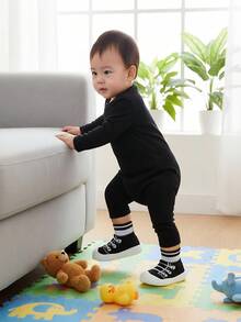 أحذية مشي أطفال رضع وأطفال صغار، أحذية مطاطية ناعمة مزينة بنمط شريط ربط مزيف، مضادة للانزلاق، مناسبة للداخل والخارج في فصلي الربيع والخريف، للأولاد والبنات - الأسود - مشاهدة 4