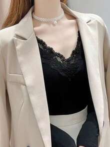 这款时尚女士黑色长袖针织上衣采用V领设计，饰有对比色蕾丝边，修身剪裁，高弹面料，以及保暖内衬，适合冬季穿着。 - 黑色 - 查看 3