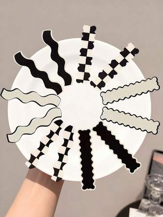 2pcs/6pcs Women's Black & White Checkerboard Hair Clips, No-Crease Acrylic Checkered Wavy Geometric Duckbill Clips Side Clips, Fashionable Simple Elegant And Retro, Women's Hair Accessories Suitable For Autumn And Winter, Daily Wear, Girls, Vacation, Gifts,Styling Hair Tools