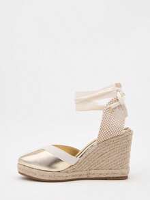 Alpargatas de Cuña Doradas con Cintas Ajustables para Estilo y Comodidad: Descubre el Calzado Ideal para el Verano con Punta Metalizada y Suela de Esparto, Perfectas para Looks Sofisticados; Tacón de 9 cm para una Pisada Estable y Elegante, Combinan con Vestidos y Faldas Informales, Disponibles en Tallas 36-41; Planta Interior de Piel para Máximo Confort y Cierre con Hebilla en Color Oro, Conviértelas en tu Imprescindible para Cualquier Evento Estival. - ORO - Ver 6