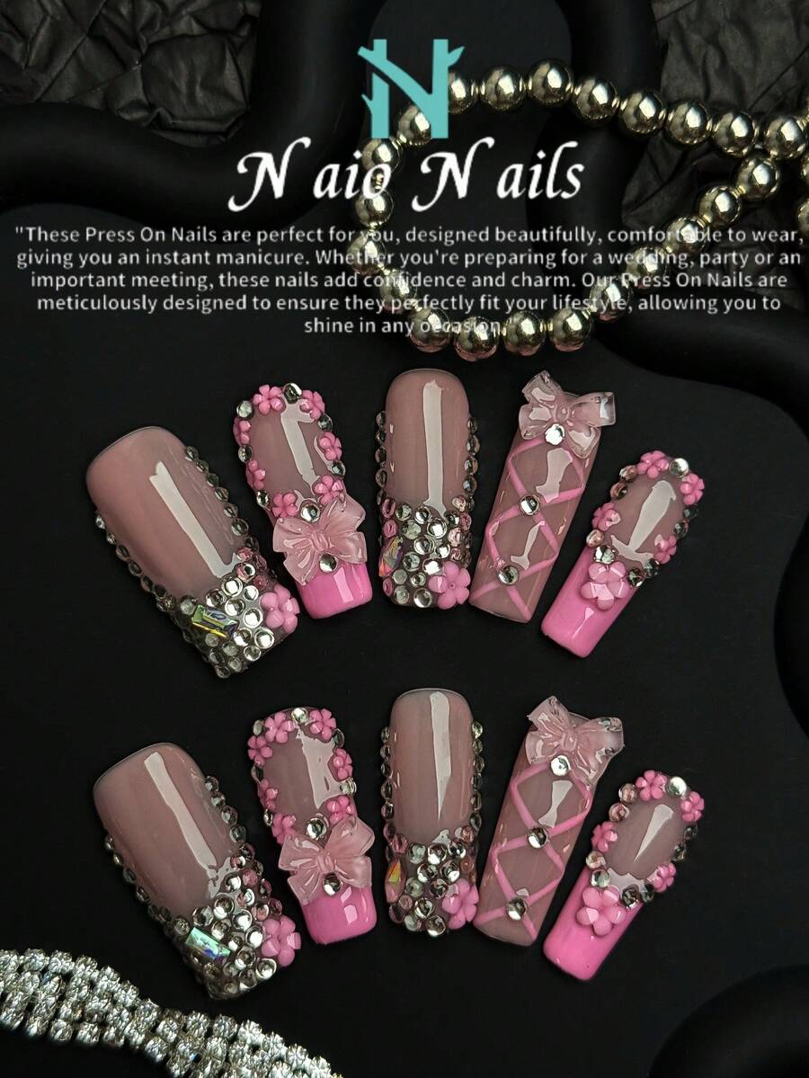 NAIO 10片装情人节手工美甲贴片套装，方形Y2K复古风，裸色和粉色可选。款式包括法式美甲设计、蝴蝶结、五瓣花和水钻装饰。适合日常妆容，也适合派对、庆典和其他各种场合。套装还包含美甲工具，是送给女性和女孩的绝佳情人节礼物。 - 彩色 - 查看 1