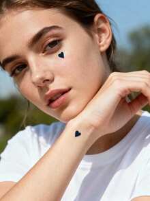 STARTTOOS 2片装天然植物成分半永久纹身贴纸，简约心形图案，适用于手指、耳朵、肩膀、脖子、锁骨等部位，可用于DIY日常、派对、节日、礼物、身体装饰，可持续1-2周，不褪色、不反光、防水，逼真纹身贴纸。 - 藍色 - 查看 2