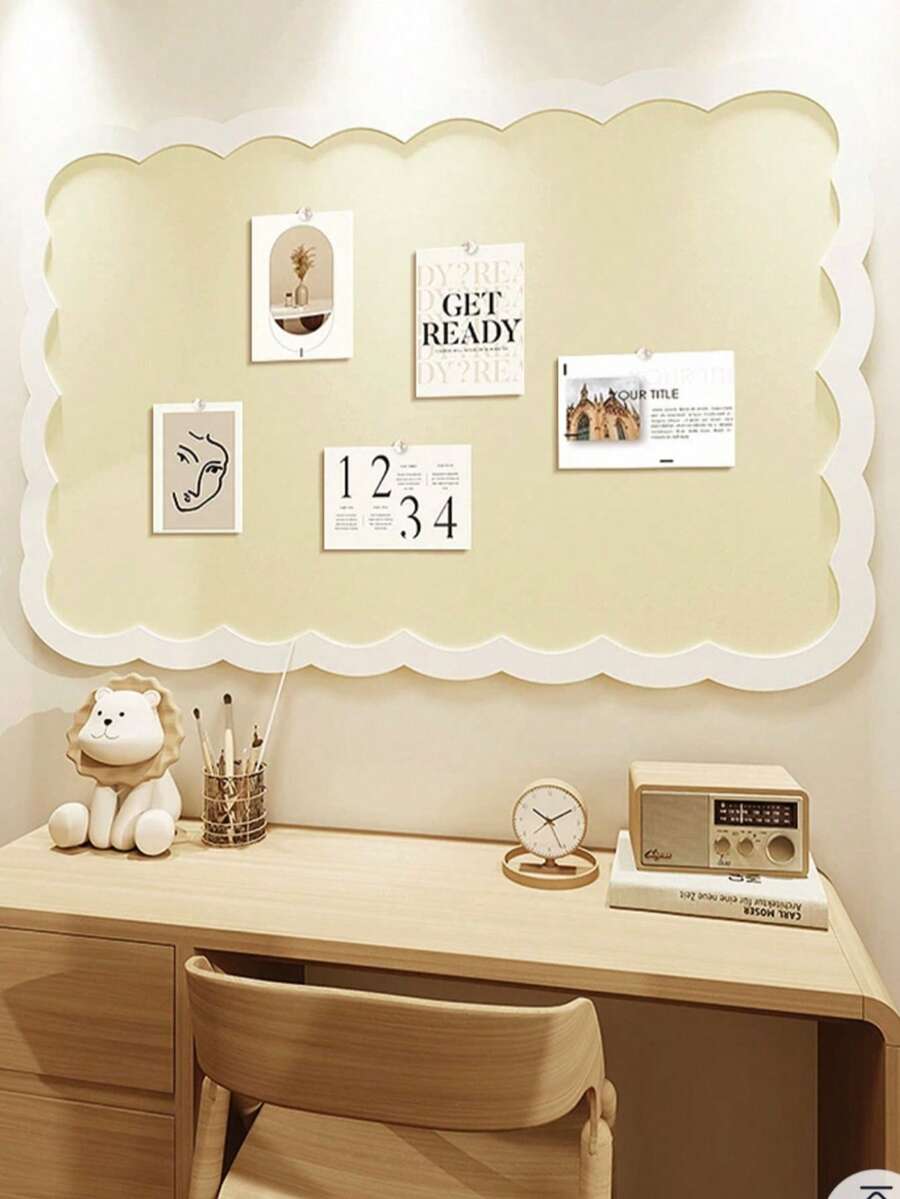 1块超大尺寸波浪纹边框毛毡板，自粘毛毡墙板（含约35枚彩色图钉），适用于办公室、家庭、教室，可用作毛毡公告板，自粘式设计，不会损坏墙面，可用于张贴便条、照片、日程安排等，可重复使用，亦可用作布艺照片和留言展示板，家居装饰挂件，适合圣诞节、万圣节、情人节、新年等节日庆祝活动。