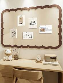 1块超大尺寸波浪纹边框毛毡板，自粘毛毡墙板（含约35枚彩色图钉），适用于办公室、家庭、教室，可用作毛毡公告板，自粘式设计，不会损坏墙面，可用于张贴便条、照片、日程安排等，可重复使用，亦可用作布艺照片和留言展示板，家居装饰挂件，适合圣诞节、万圣节、情人节、新年等节日庆祝活动。