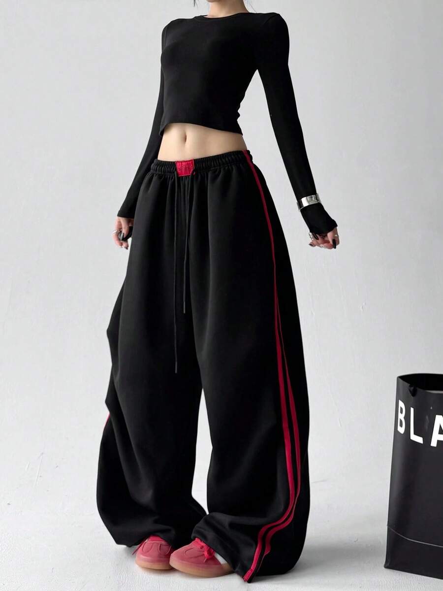 女士休闲宽松运动裤,侧边条纹撞色设计,高腰直筒裤型,带口袋,休闲版型,适合日常、度假、美式风格,春秋季黑色 - 黑色 - 查看 1