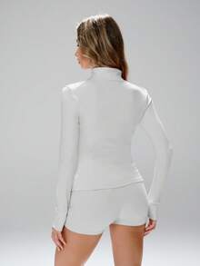 这款运动夹克采用简约时尚的设计，融合了学院风和运动元素。长袖带拇指孔，舒适弹力的面料适合舞蹈/普拉提等运动。前拉链设计搭配低领，方便您轻松从街头穿到健身房。这款女士修身拉链夹克采用塑形缝线、修身剪裁、全面覆盖、长袖带拇指孔、有效收腰、提胸褶裥和360度弹力面料，并配有防滑拉链护片。