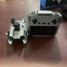 CASRRA Drone com Câmera. A nova versão 814 com controle de tela é um drone de fotografia aérea disponível nas cores preto e cinza claro. Ele é equipado com uma tela de exibição em tempo real de 4,5 polegadas, controle remoto, motor brushless resistente a ventos fortes, suspensão por fluxo óptico e funções inteligentes de desvio de obstáculos, facilitando o início rápido para iniciantes.