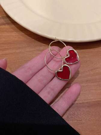 时尚红色不对称心形吊坠耳环一对，适合女性佩戴，圣诞节、平安夜、日常佩戴，可作为送给女友或母亲的礼物。