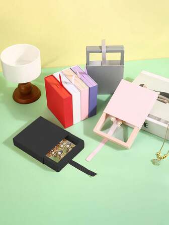 1/20 件装高透明 PE 薄膜抽屉式珠宝收纳礼盒，配有精美礼盒的手提包，外观简约，质感优雅。该盒子可安全存放各种珠宝，并保护珠宝免受磨损和缠绕。