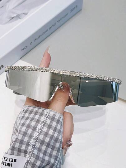 1 件女式银色平顶一体式水钻镶嵌重金属时装秀太阳镜牛仔女式银色眼镜 - 适合派对、服装和礼物街头太阳镜海滩太阳镜女士海滩配饰太阳镜太阳镜色调基础款和适合毛衣牛仔裤运动裤连帽衫夹克连衣裙和长袖衬衫的时尚遮阳优雅装扮家庭出游旅行度假夏季海滩度假、户外、旅行