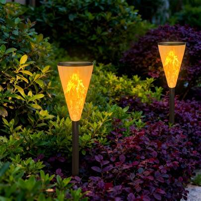 Lámparas de piso con efecto de llama, lámparas de llama solares, iluminan macizos de flores, céspedes, senderos y entradas. Crean una atmósfera acogedora y se instalan fácilmente para asegurar que su espacio al aire libre permanezca iluminado durante toda la noche.
