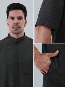 AL HARAMAIN Jubah dan Dishdasha Arab Pria, dengan Kerah Tegak Kecil. Kain Lembut dan Nyaman. Gaya Longgar dan Nyaman, Desain Lengan Pendek Sederhana, Dapat Dicuci dengan Tangan atau Mesin Cuci, Hadiah untuk Keluarga, Gaya Longgar, Cocok untuk Semua Musim, Cocok untuk Ramadan dan Acara Keagamaan Formal | Desain Leher Bulat | Tekstur Halus - Dark Grey - View 3