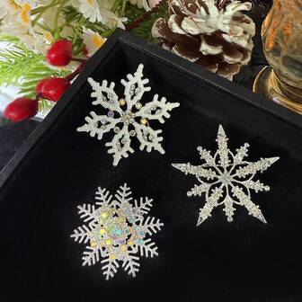 1枚优雅镶钻白色雪花胸针，适合作为礼物送给女性，也可用于圣诞节、派对装饰，别在衣服、帽子、背包上，可作为胸针配饰。