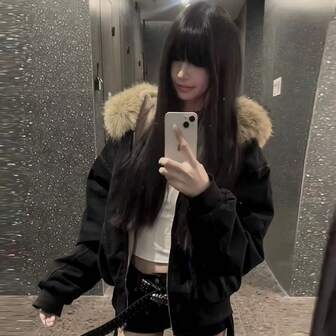 女式冬季保暖连帽派克大衣，人造毛皮饰边，黑色长袖，拉链口袋，合身下摆，常规长度，100% 涤纶填充物