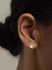 一对925纯银耳环，镶嵌立方氧化锆和淡水珍珠，饰以百分比符号设计，独特时尚珠宝，是送给女性、女友、母亲、朋友的礼物，日常佩戴佳品。